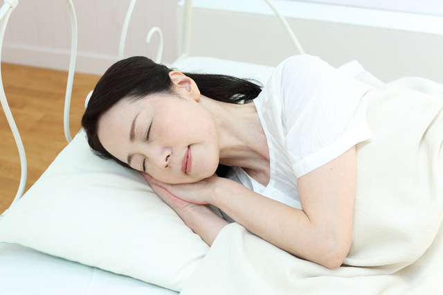 【入れ歯の専門医が解説】寝るとき、入れ歯は外すべき？それとも付けたままが正解？/さいたま市歯科医師監修